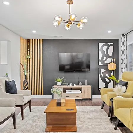 Modern Midway Hollow With Pool!